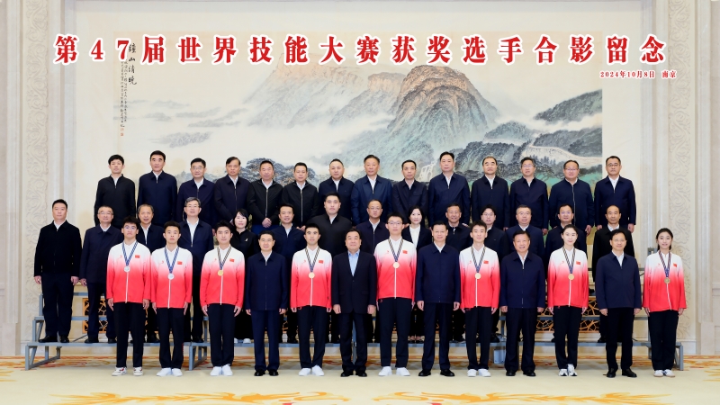 世賽銀牌 受省委書記 省長會見.jpg